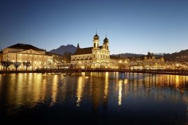 Jesuitenkirche in der Altstadt von Luzern während der Adventsze